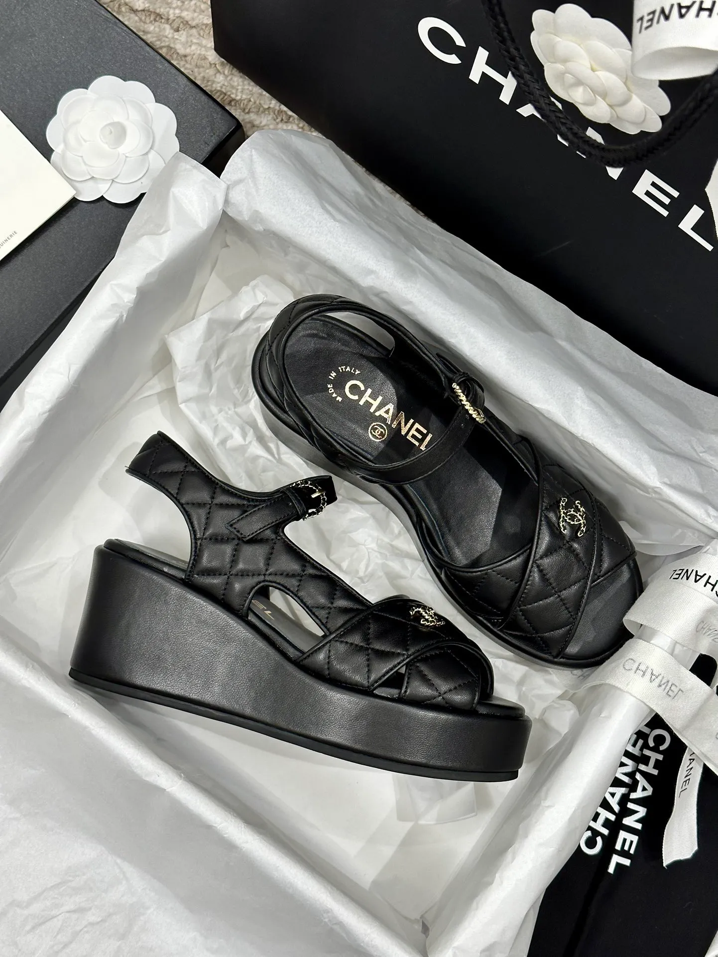 👟👟Ex-factory price 480👟👟 CHANEL C Jia Xiaoxiang 23ss new wedge heel open toe high heel sandals. Top counter quality. The moment you put it on your feet, it is still super stunning. 🔥All materials are customized according to the original version! Upper: imported first-layer calfskin/imported fragrant cloth/ lining: imported sheepskin, foot pad: sheepskin sole: outsole imported from Italy Size number: 34-40